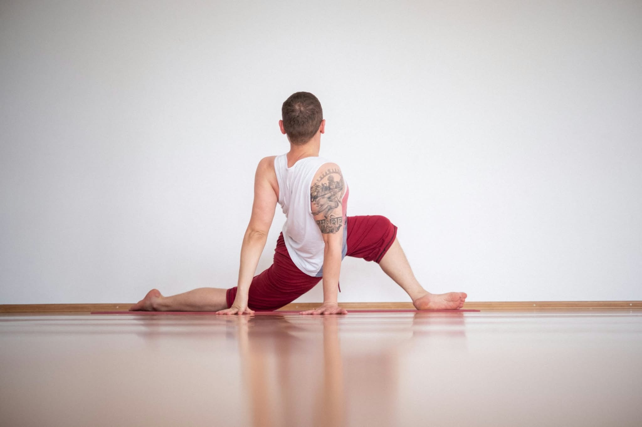 Andrija u Yin Yoga položaju